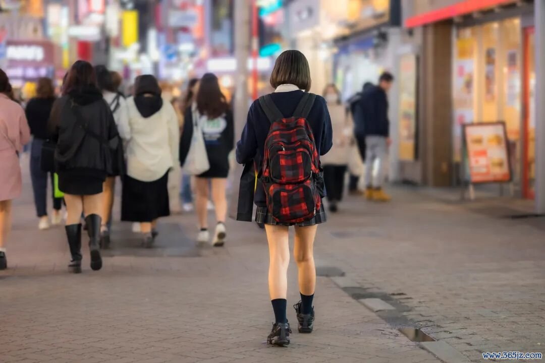 拆解“崩老头”：游走于诈骗与乞讨的网络奇观